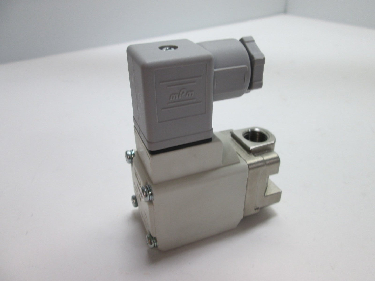 New SMC VXN22SG Valve, For Air/Water, Pressure: 180psi Max, Ports: 1/4" NPT