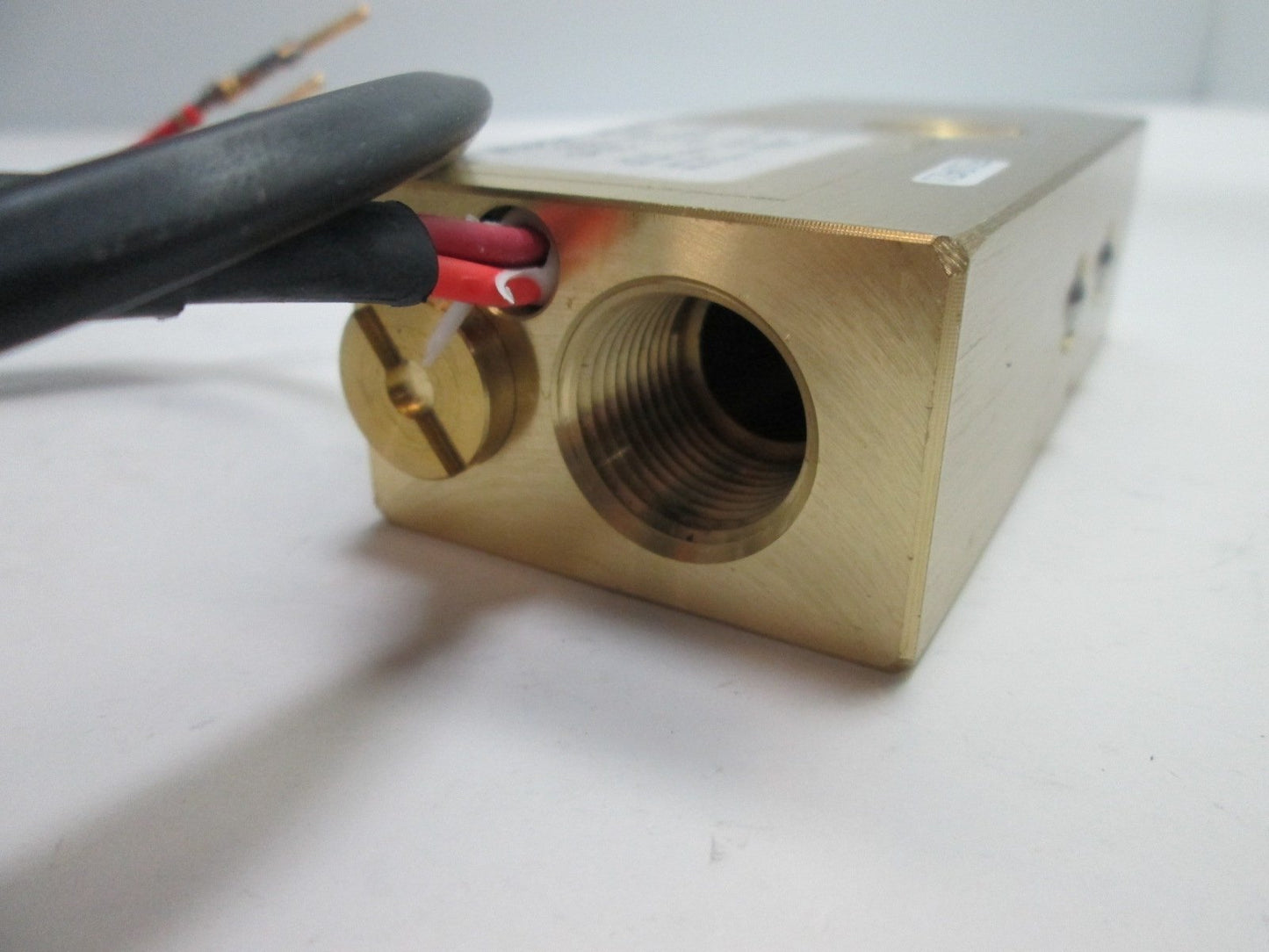 Used Dwyer AFS-231 Adjustable Flow Switch, Flow: 1 SCFM, Voltage: 120-240VAC 20VA
