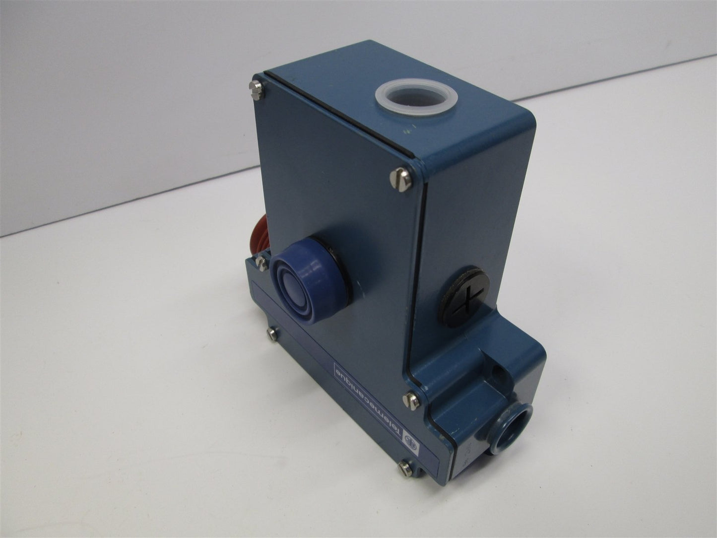 Used Telemecanique XY2-CE1A250-TK Cable Pull Emergency Stop, Right Hand 240VAC, 3A