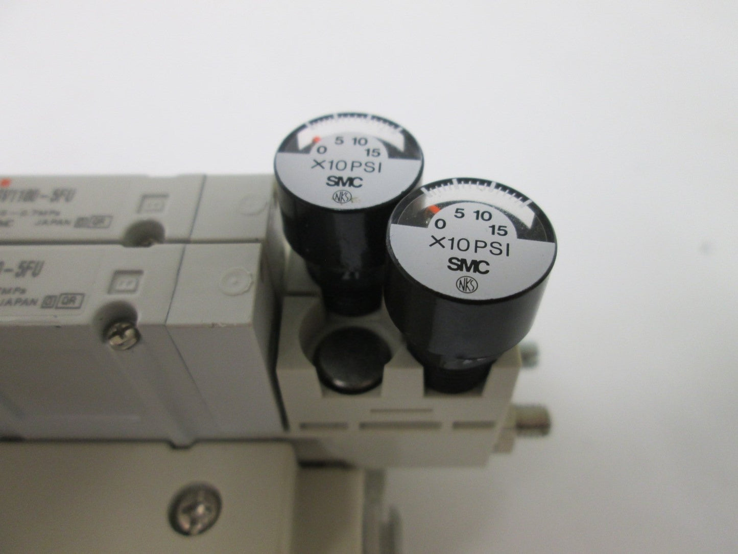Used Manifold of 2 SMC SV1100-5FU Pneumatic Solenoid Valves, Pressure: 0.15-0.7MPa