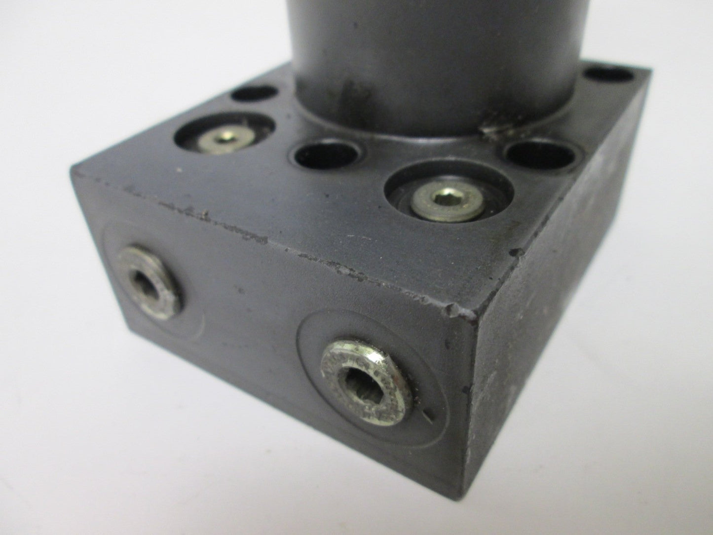 Used Vektek 15-2213-01-LH Hydraulic Swing Clamp, With 3.5" Clamp Arm, Stroke: 1.16"