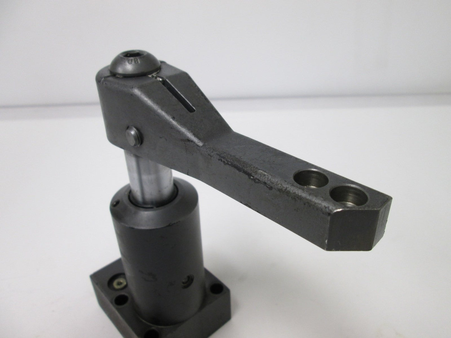 Used Vektek 15-2213-01-LH Hydraulic Swing Clamp, With 3.5" Clamp Arm, Stroke: 1.16"