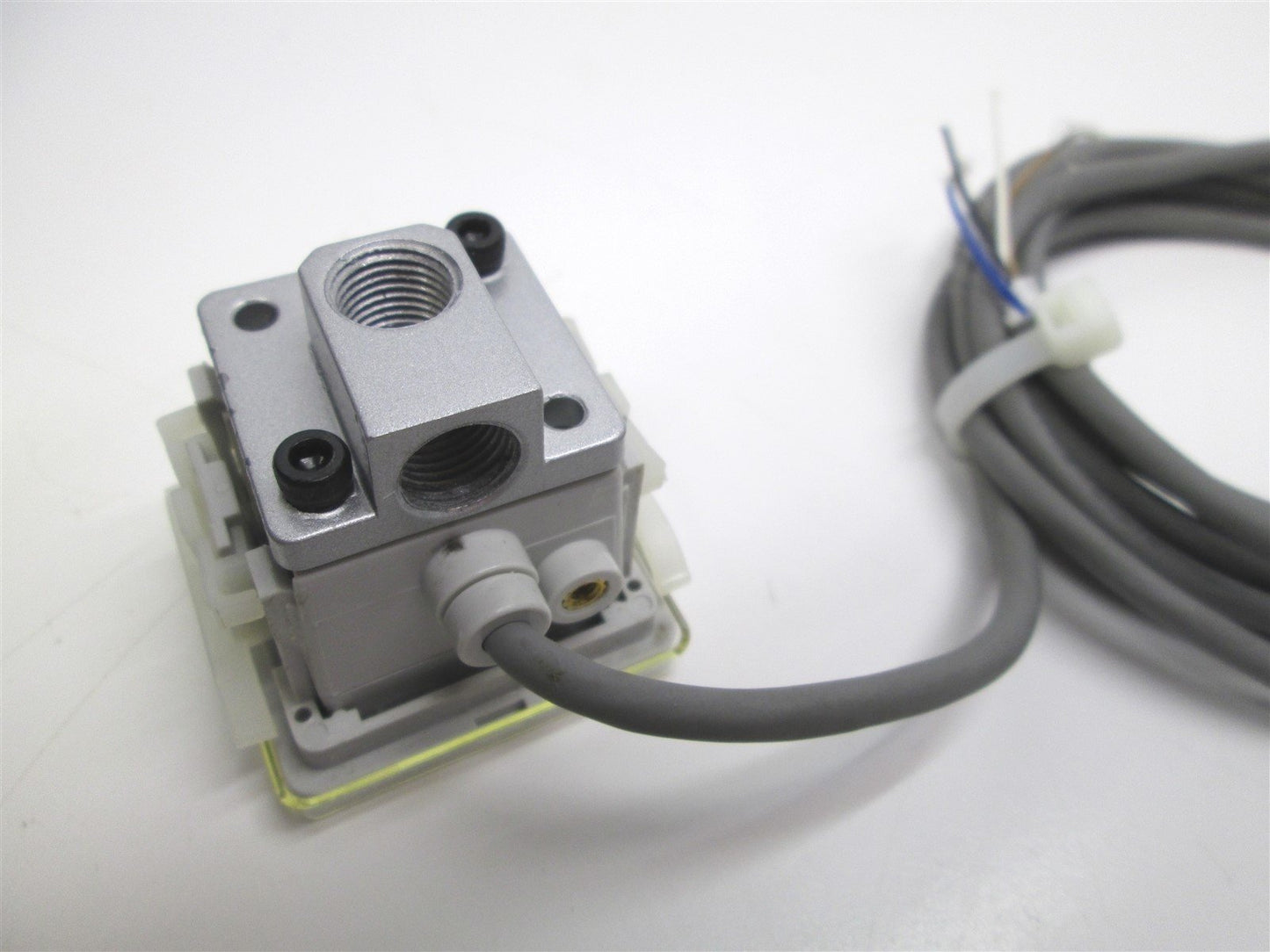 Used Parker Convum MPS-P3N-PG Pressure Sensor 24VDC, 0-145 PSI, 1/8 NPSF, PNP, 2m