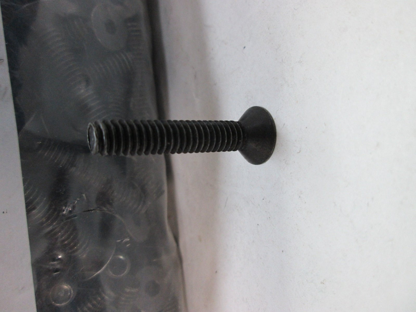 New – Open box Lot of 370 1/4"-20 x 1-1/8" Flat Head Cap Screws Black Oxide Hardware