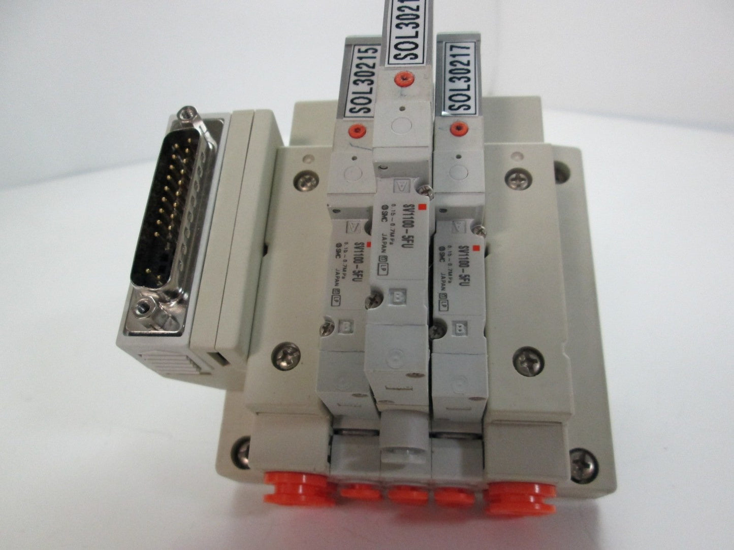 Used Manifold of 3 SMC SV1100-5FU Pneumatic Solenoid Valves Pressure: 0.15-0.7MPa