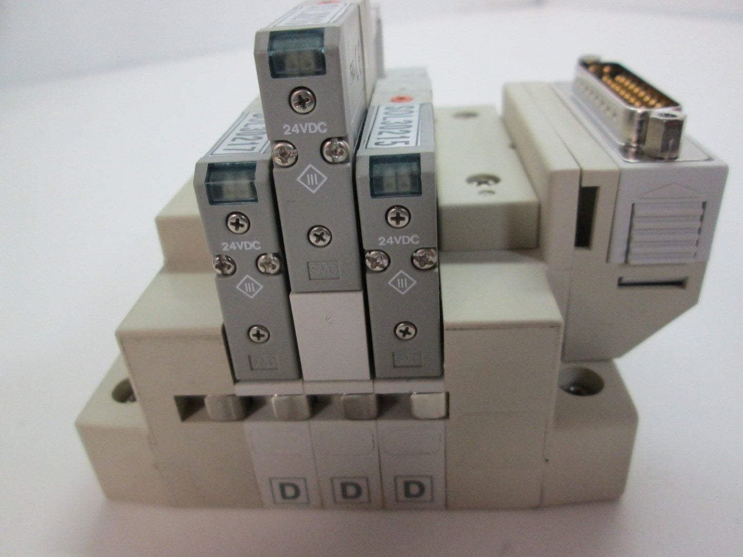 Used Manifold of 3 SMC SV1100-5FU Pneumatic Solenoid Valves Pressure: 0.15-0.7MPa