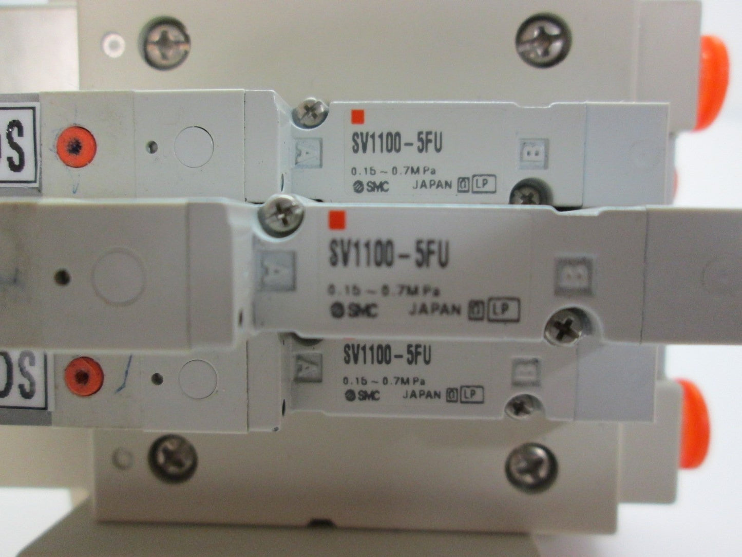 Used Manifold of 3 SMC SV1100-5FU Pneumatic Solenoid Valves Pressure: 0.15-0.7MPa