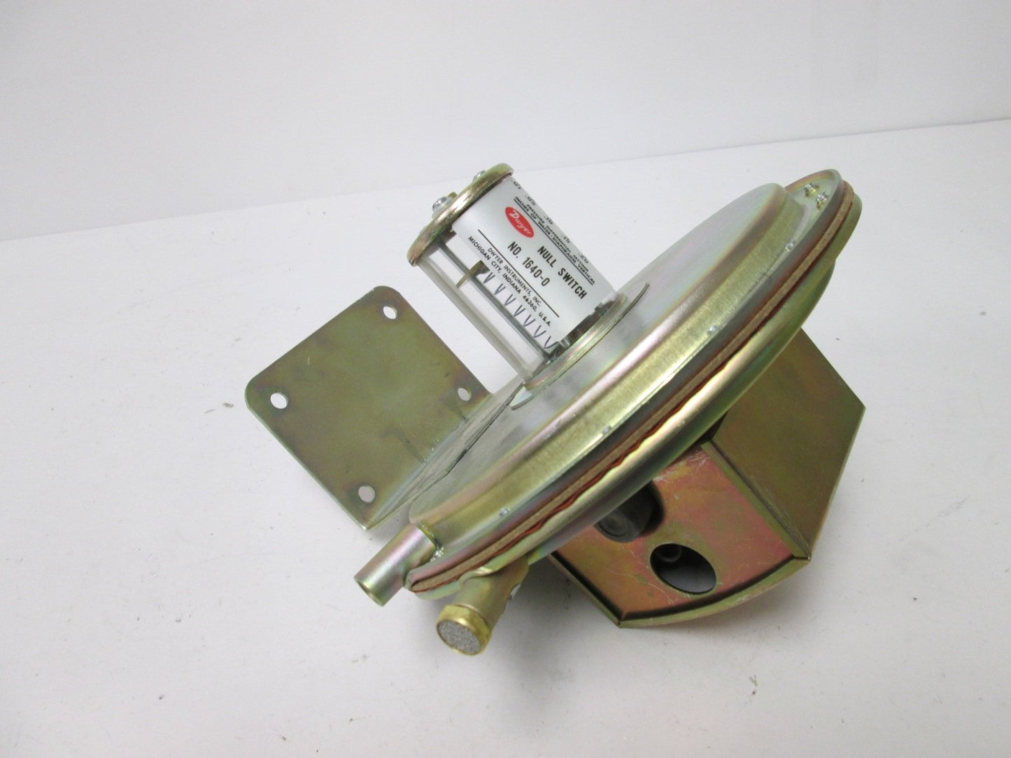Used Dwyer 1640-0 Floating Contact Null Switch, Range: 0.01-0.2" W.C., SPDT, 1/8" NPT