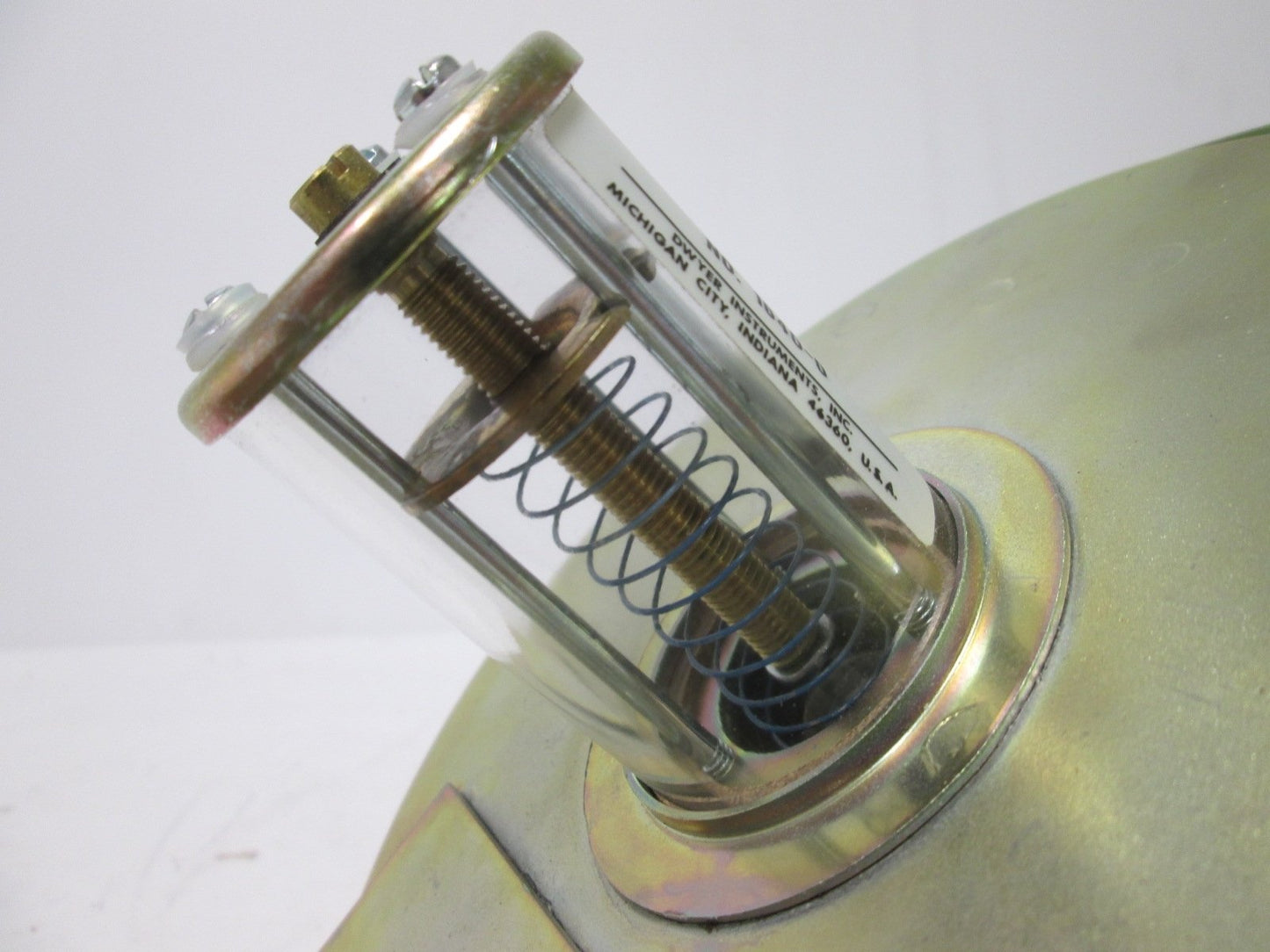 Used Dwyer 1640-0 Floating Contact Null Switch, Range: 0.01-0.2" W.C., SPDT, 1/8" NPT