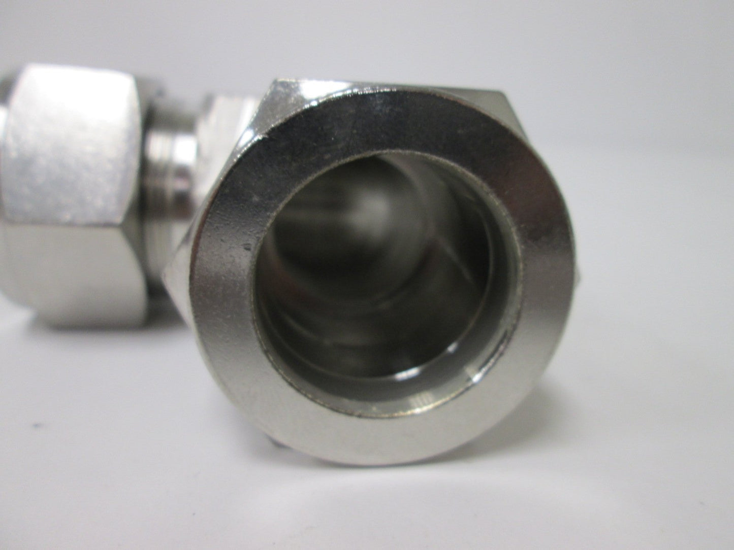 Used Parker Compression Tube Connection, 90 Elbow, Connections: 1" Tube OD