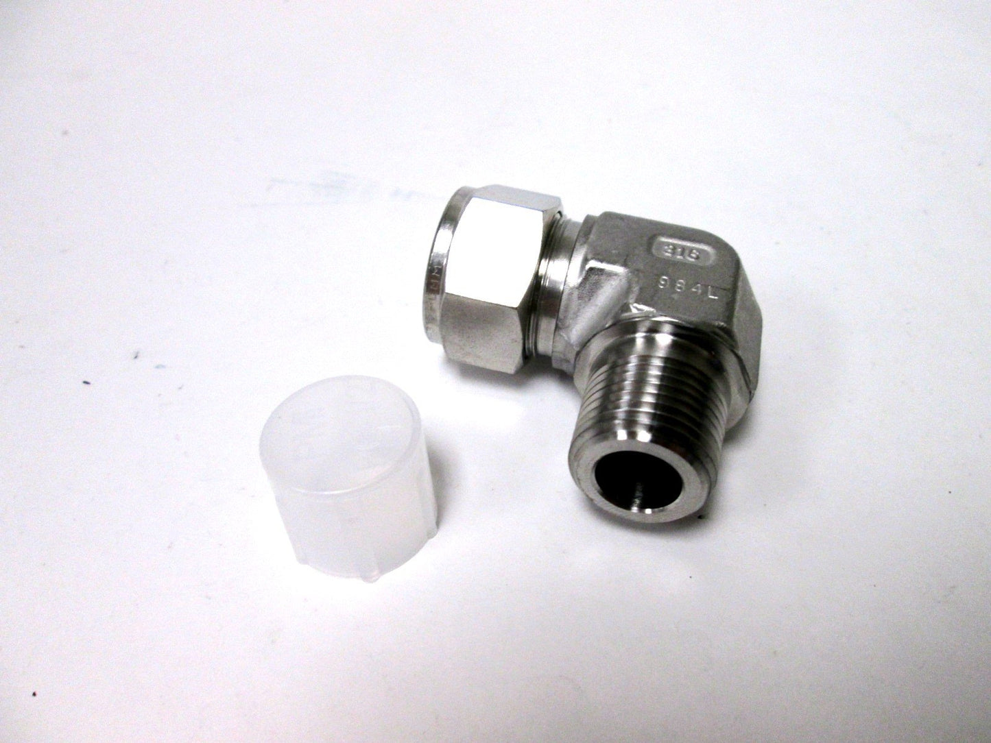 Used Parker Compression Tube 90 Elbow, Connections: 3/4" Tube OD to 1/2" NPT Male