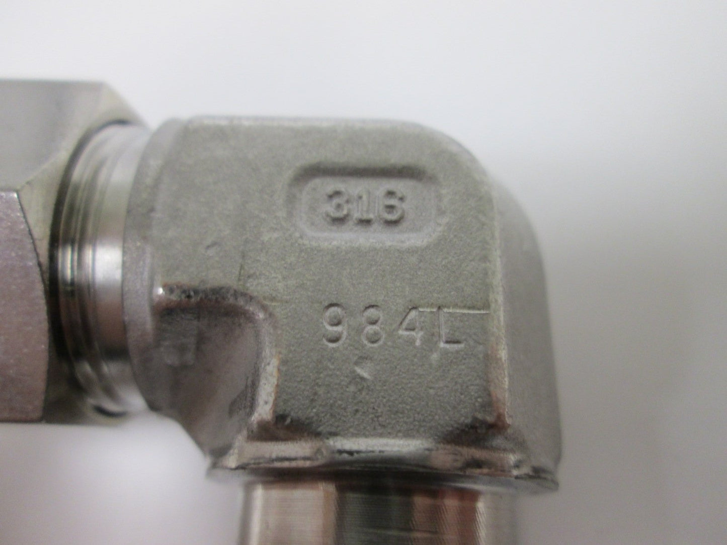 Used Parker Compression Tube 90 Elbow, Connections: 3/4" Tube OD to 1/2" NPT Male