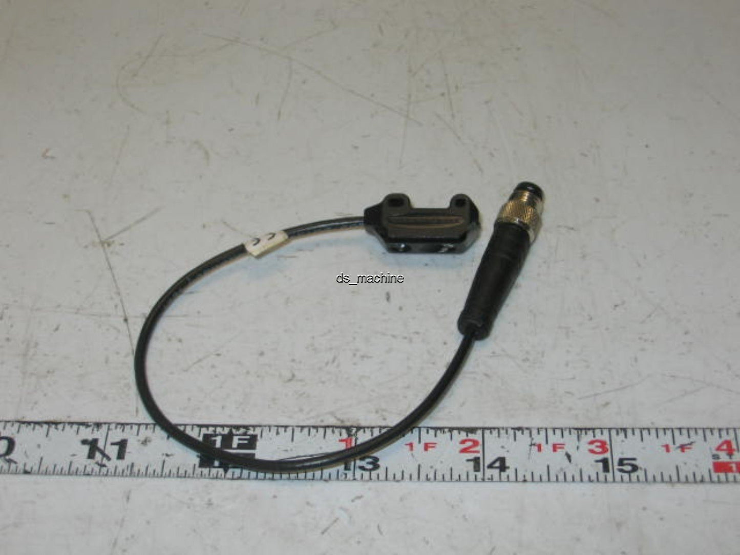 Used Banner VS1RN5CV10Q Photoelectric Sensor 12-24VDC Dark Operate NPN