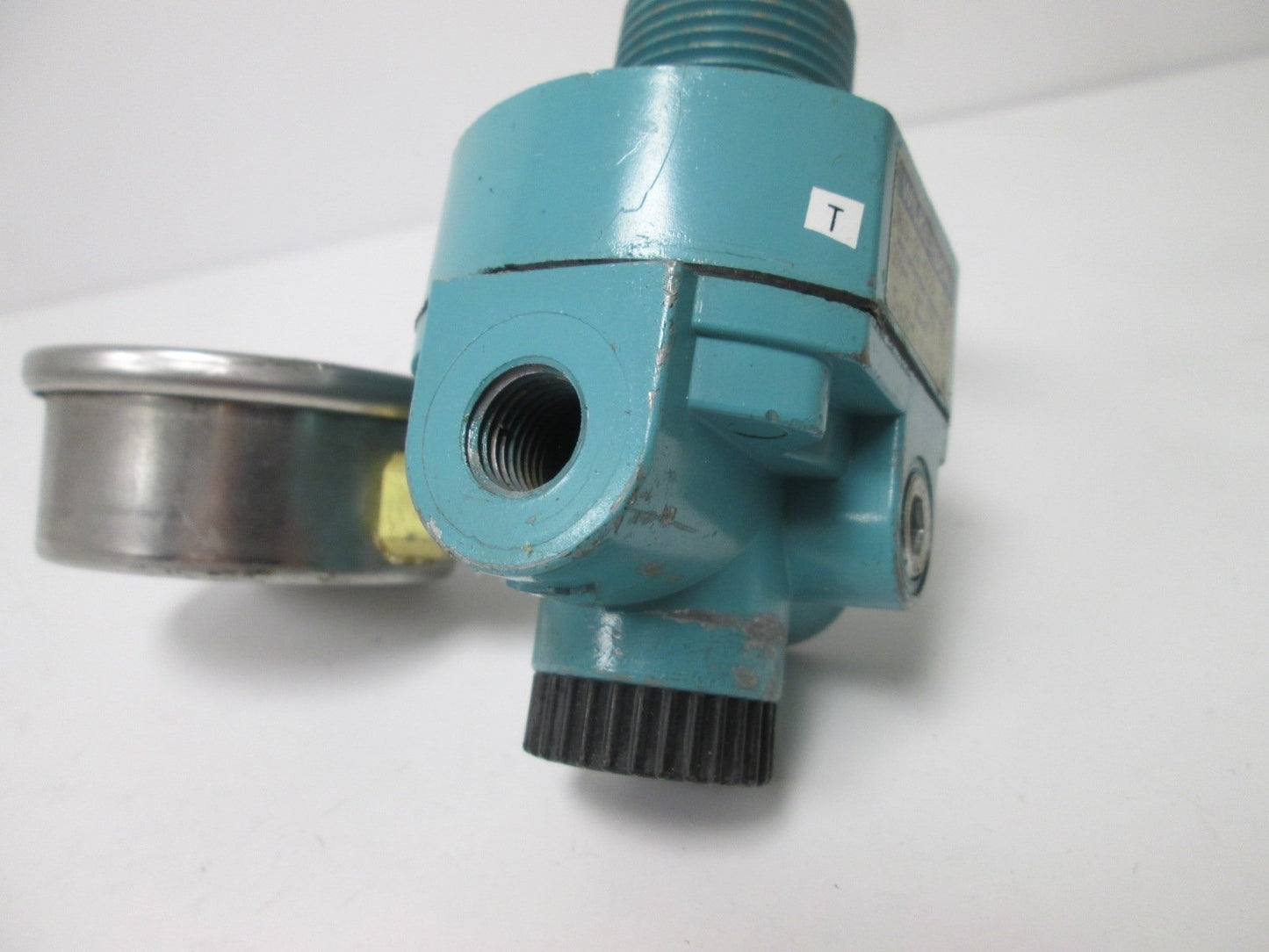 Used Wilkerson R10-02-000 Regulator, Range: 5-125psi, 1/4" NPT, With 0-60psi Gauge