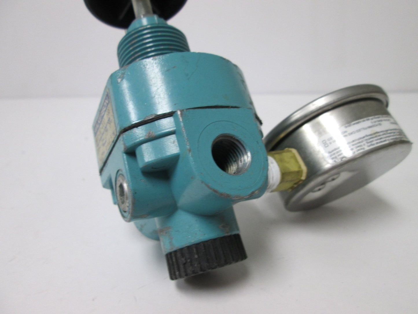 Used Wilkerson R10-02-000 Regulator, Range: 5-125psi, 1/4" NPT, With 0-60psi Gauge