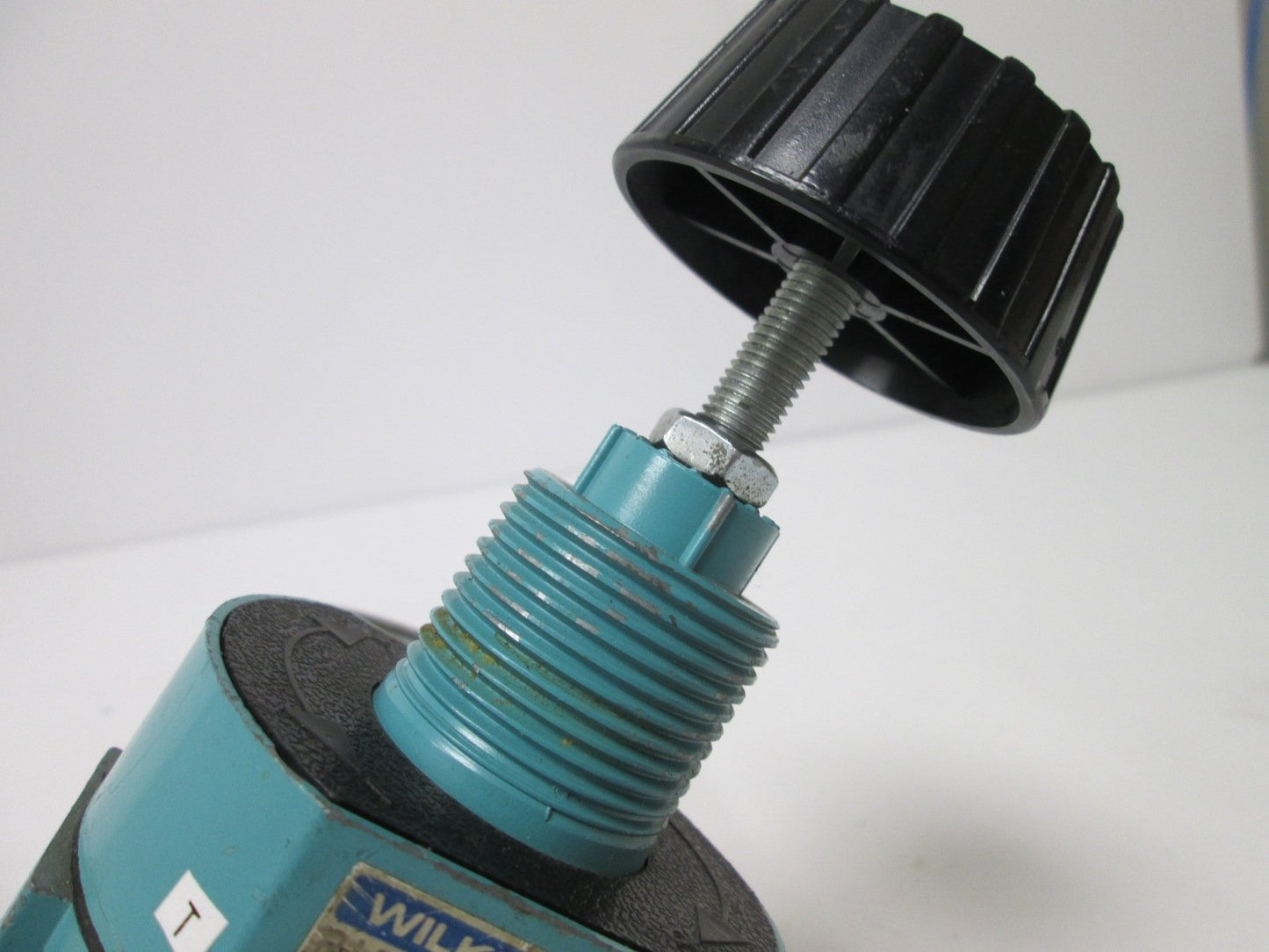 Used Wilkerson R10-02-000 Regulator, Range: 5-125psi, 1/4" NPT, With 0-60psi Gauge