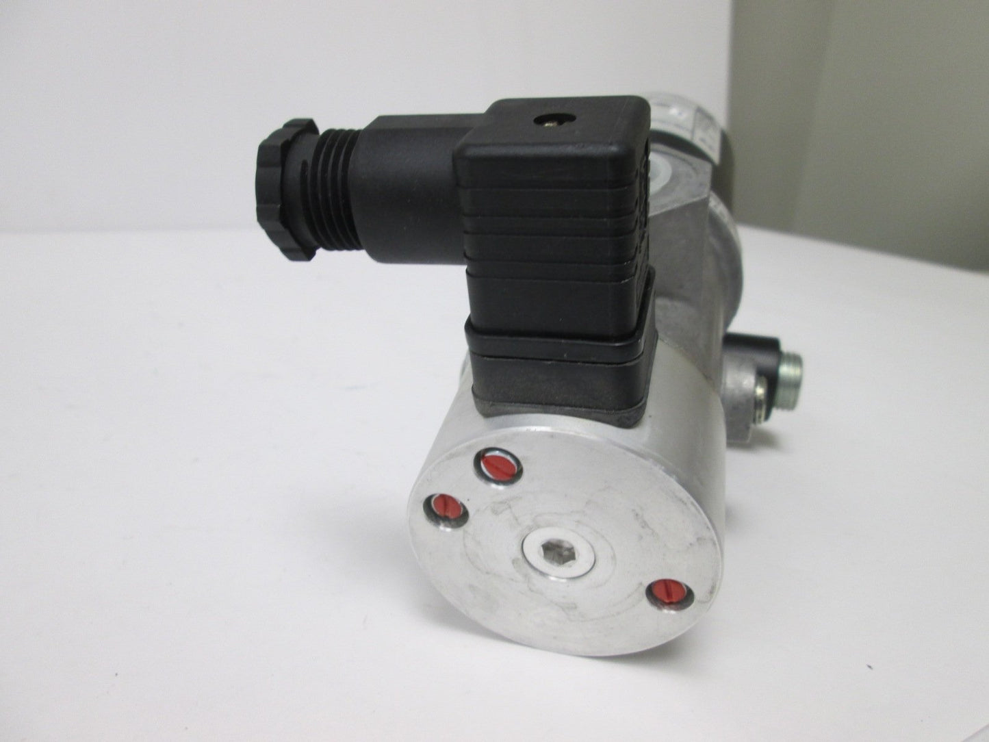 Used Kromschroder VAN 20 N02-NS92 Solenoid Valve, Coil: 120VAC 31W 50/60Hz, 2psi