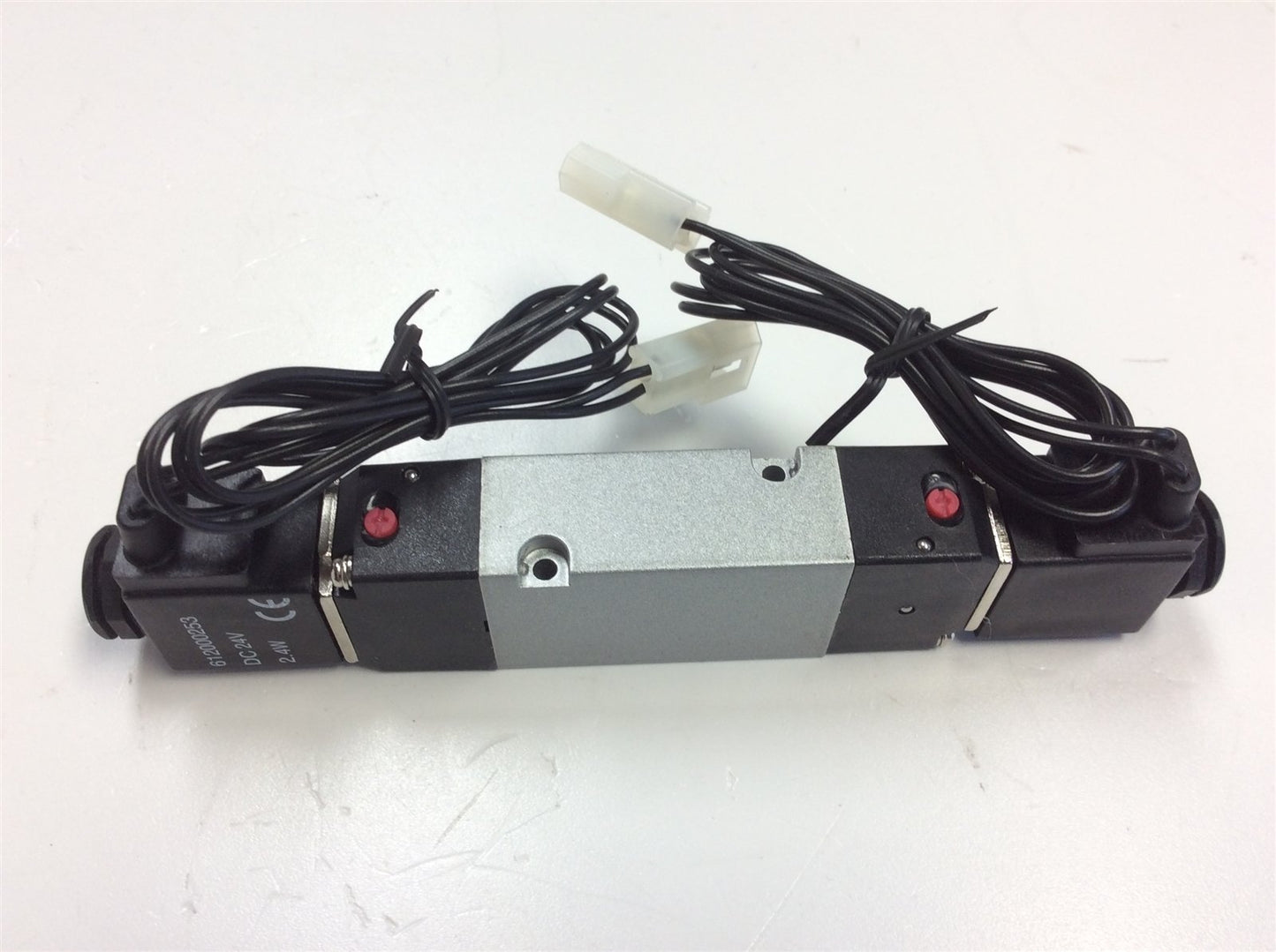 New – Open box Lot of 612000253 Dual and Single Solenoid Pneumatic Valves 24VDC 2.4W w/ Gasket