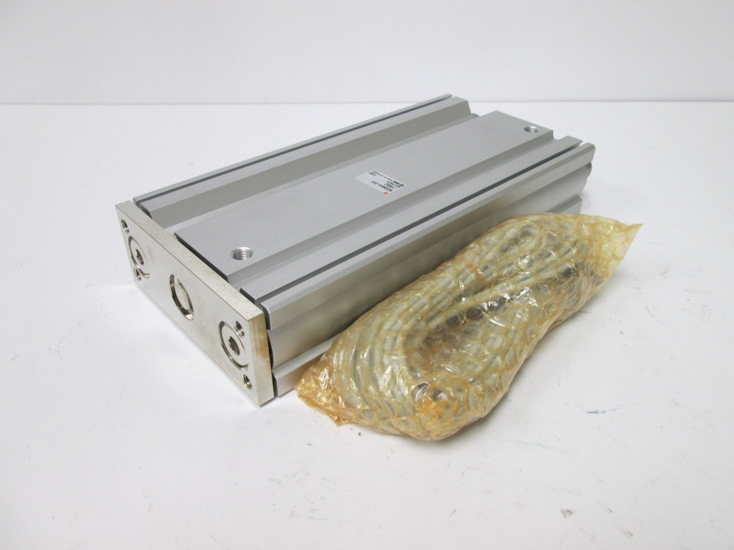 New SMC MGQM40-200-Y69BZ Guided Cylinder, Stroke: 200mm, Bore: 40mm, 1.0MPa