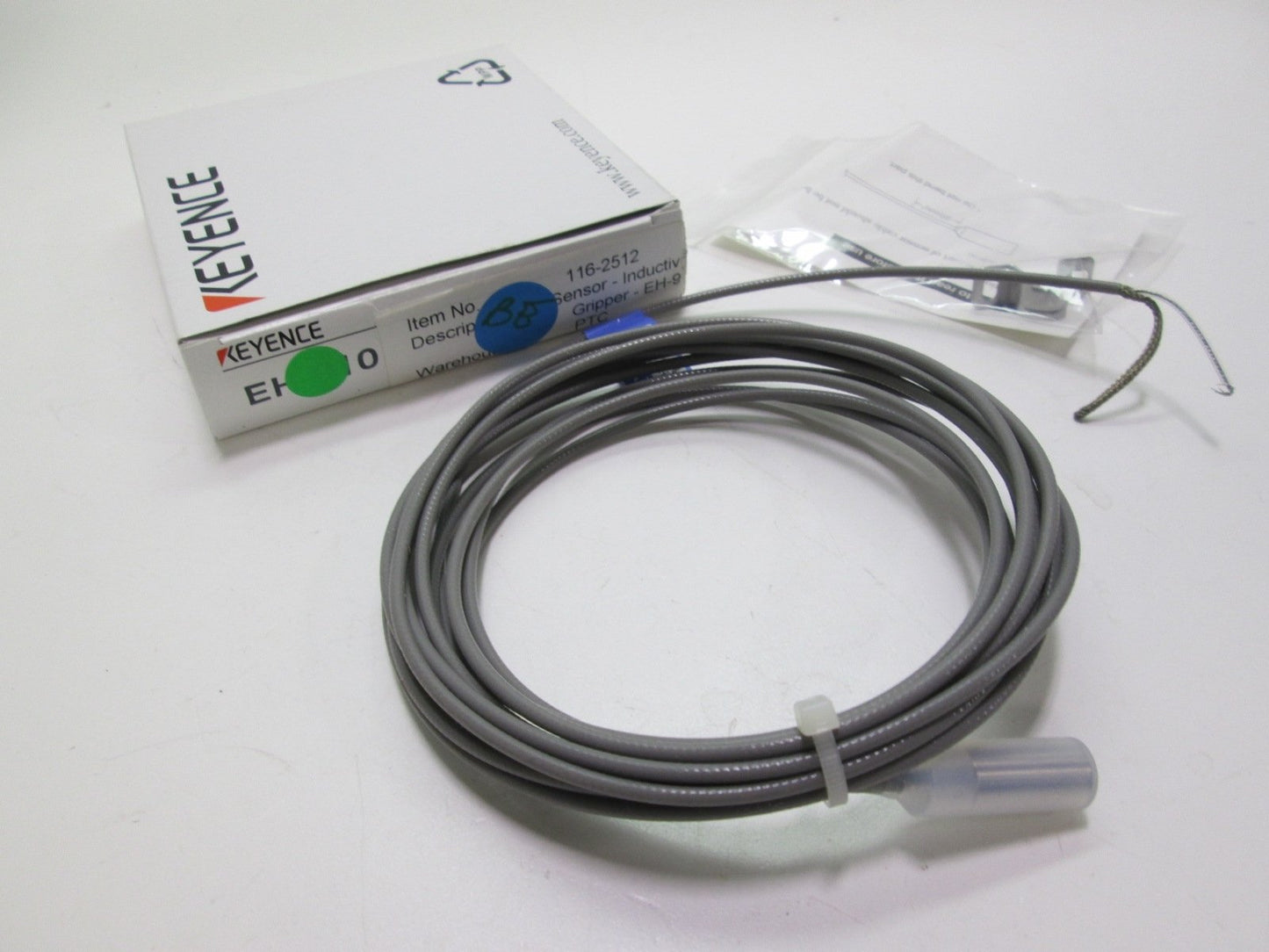 New Keyence EH-910 Shielded Fluoroplastic Cylindrical Sensor 0-2mm w/ Bracket
