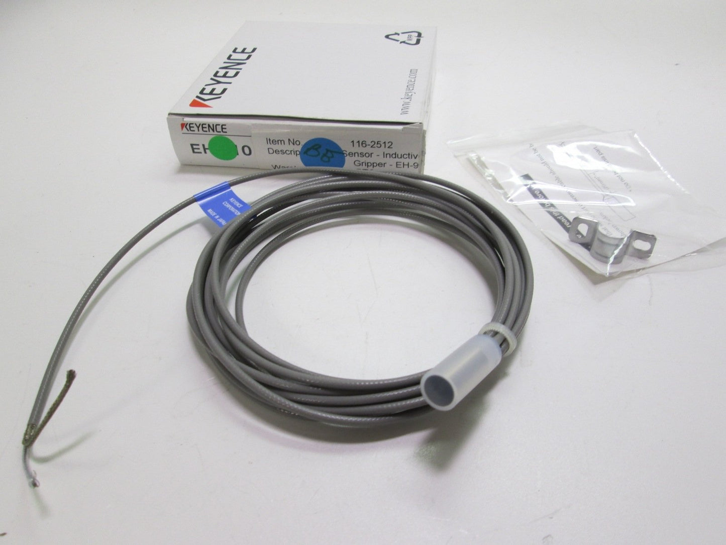 New Keyence EH-910 Shielded Fluoroplastic Cylindrical Sensor 0-2mm w/ Bracket
