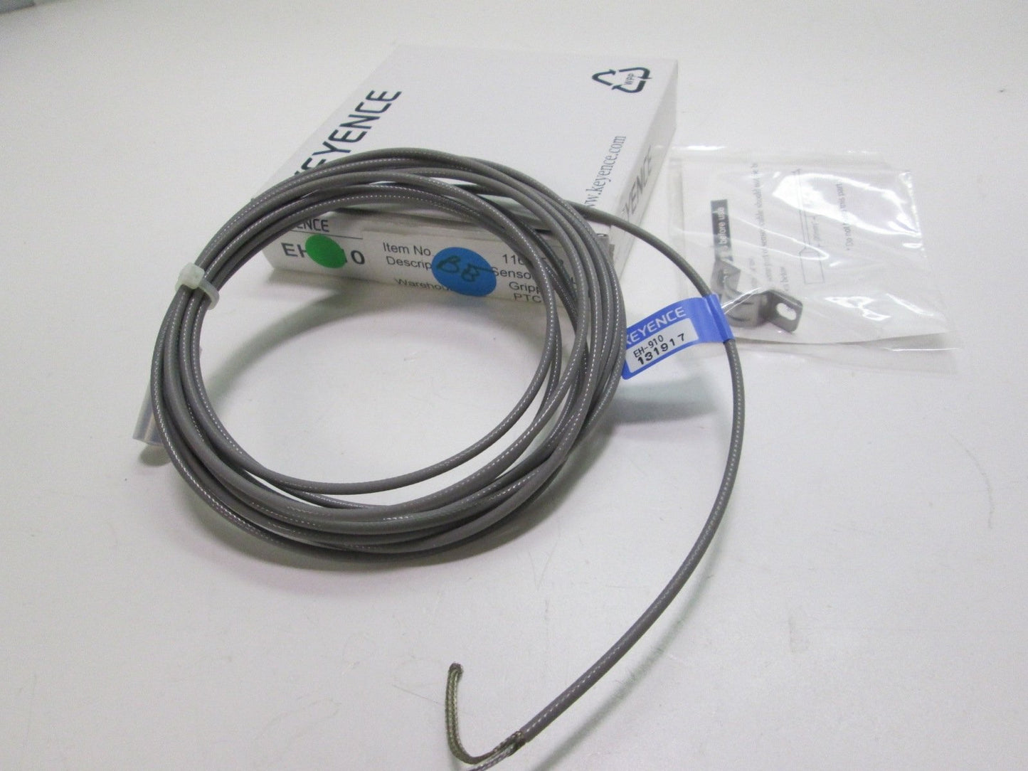 New Keyence EH-910 Shielded Fluoroplastic Cylindrical Sensor 0-2mm w/ Bracket