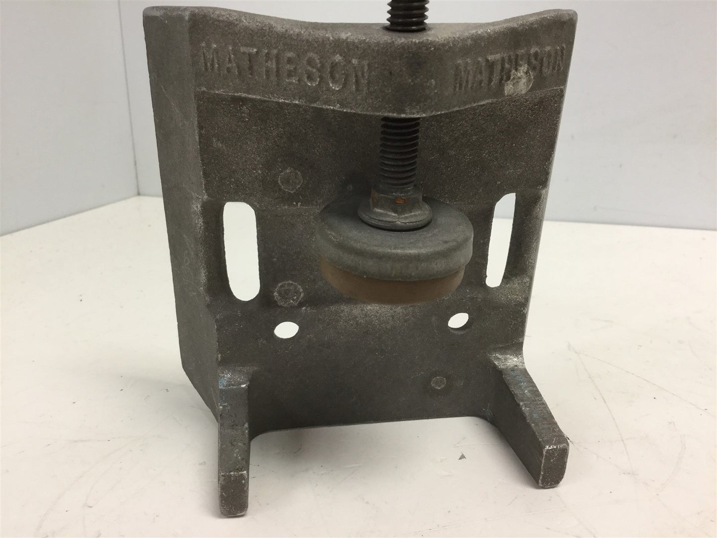 Used Matheson Welding Tank Clamp, Width: 5-1/4", Length: 3-1/4", Height: 6-1/4"