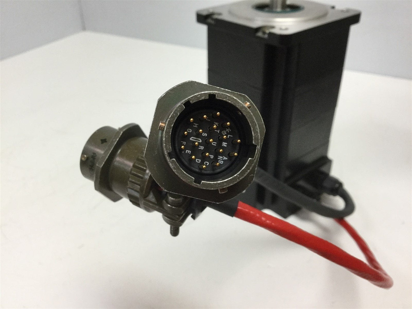 Used MCG 3571-ME4535 Servo Motor Continuous Torque: 17lb-in, Amperage: 6.76A