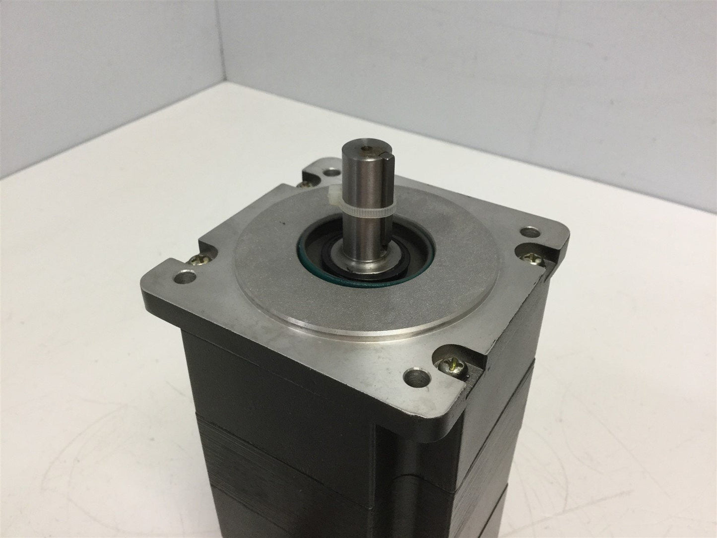 Used MCG 3571-ME4535 Servo Motor Continuous Torque: 17lb-in, Amperage: 6.76A