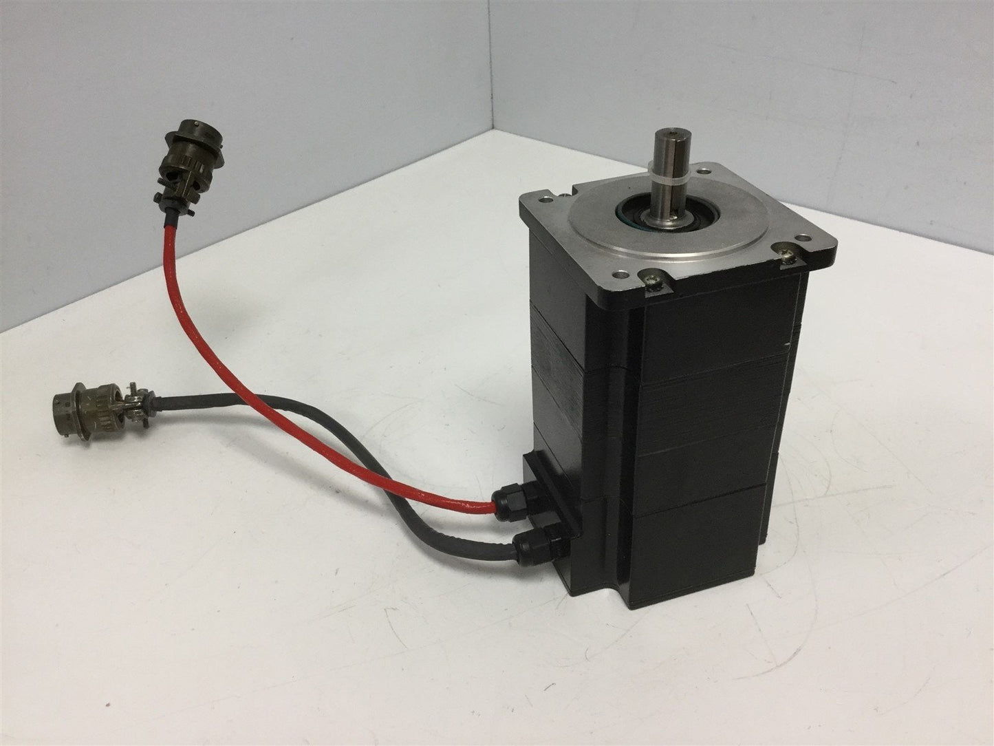 Used MCG 3571-ME4535 Servo Motor Continuous Torque: 17lb-in, Amperage: 6.76A