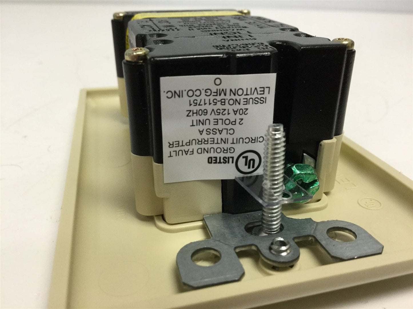 New Leviton 7899-HGI Wall Receptacle 2-Pole 3-Wire Grounding 20A 125VAC