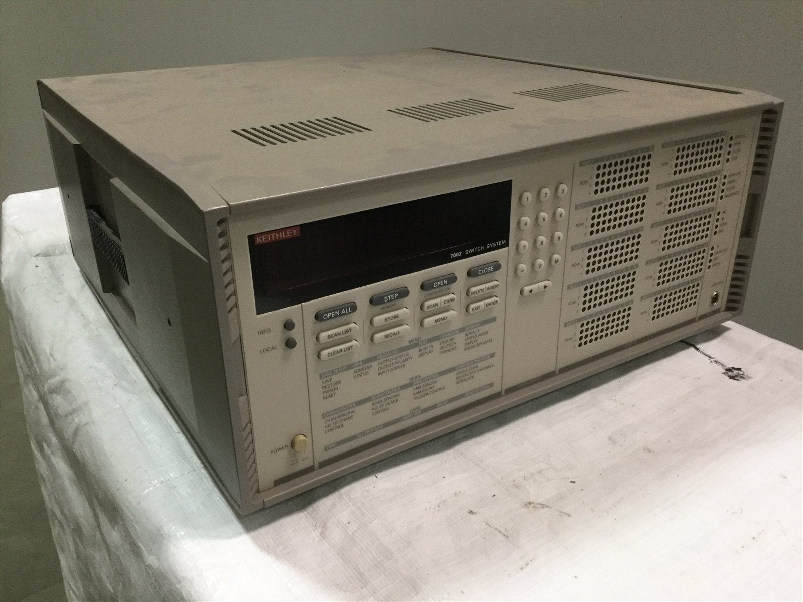 Keithley 7002 Switch Control Mainframe 10-Slot 400-Channels IEEE-488 ...