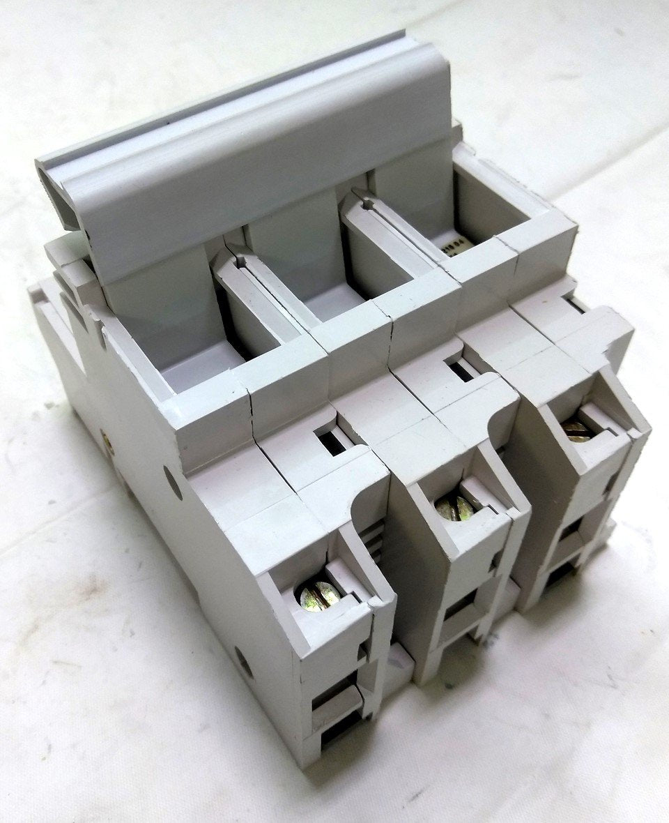 Used Legrand 21504 Rail Mount Fuse Holder, Holds 3 14x51 Fuses, 14mm Rail Mountable