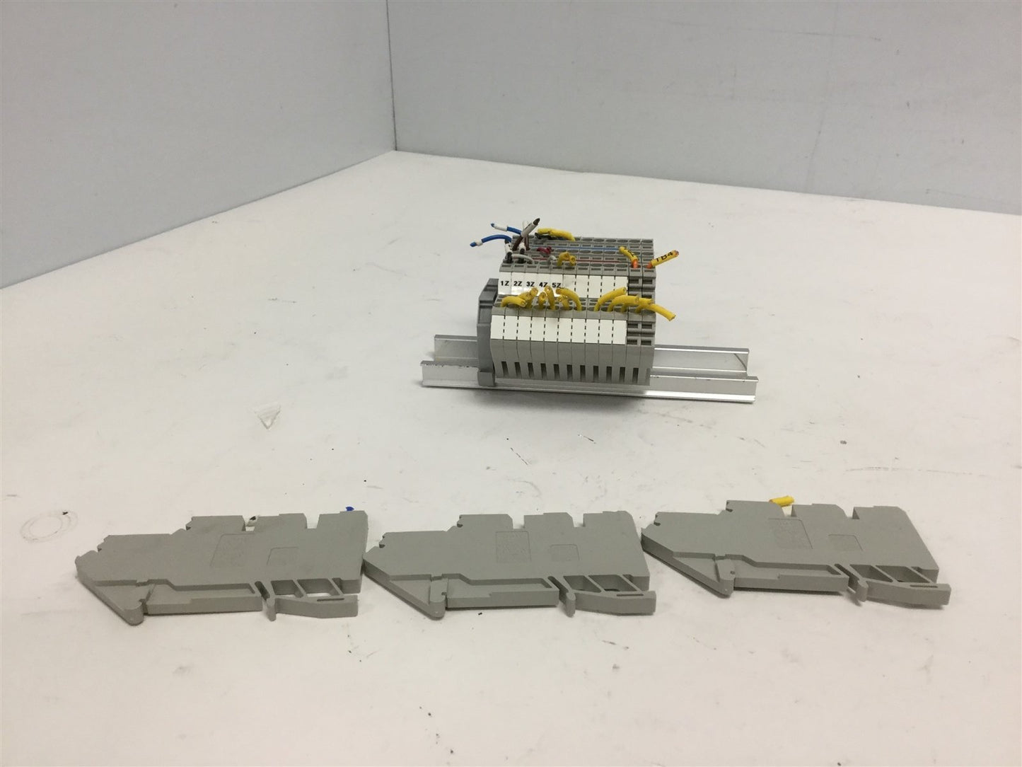 Used Lot of 15 Allen Bradley 1492-RTS2 Terminal Blocks, Voltage: 50V, 1.5mm