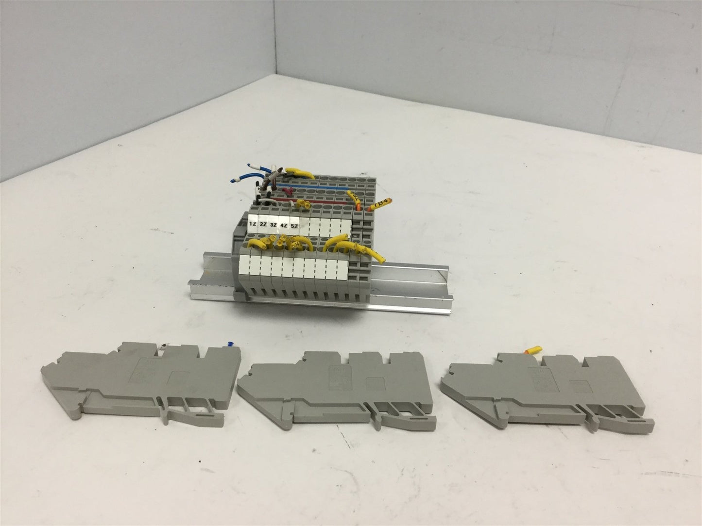 Used Lot of 15 Allen Bradley 1492-RTS2 Terminal Blocks, Voltage: 50V, 1.5mm