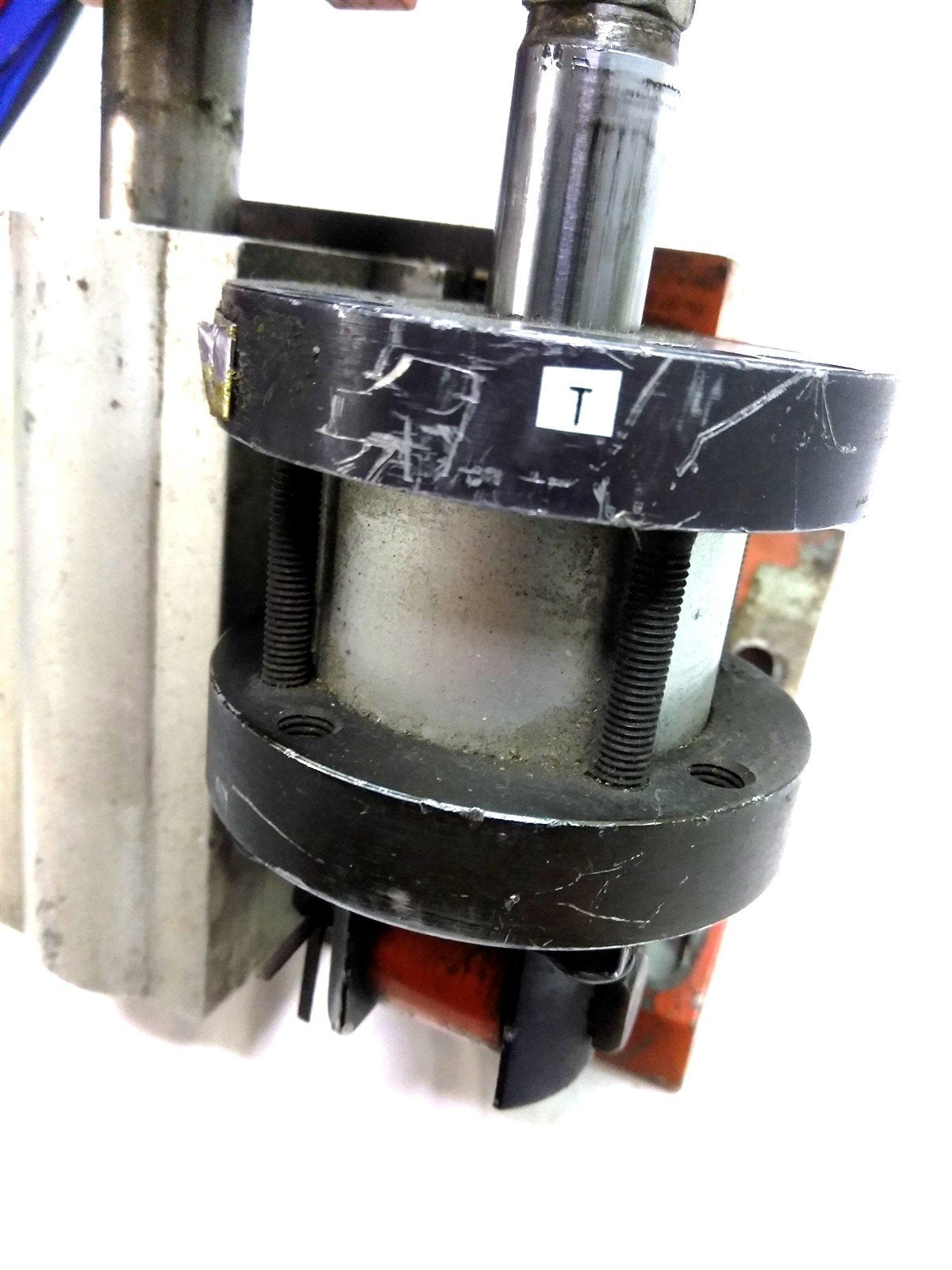 Used Miller D30-50F4B-15 Pneumatic Clamp, 72 Degree Angle, 1" Travel, 80psi, 1/8"NPT
