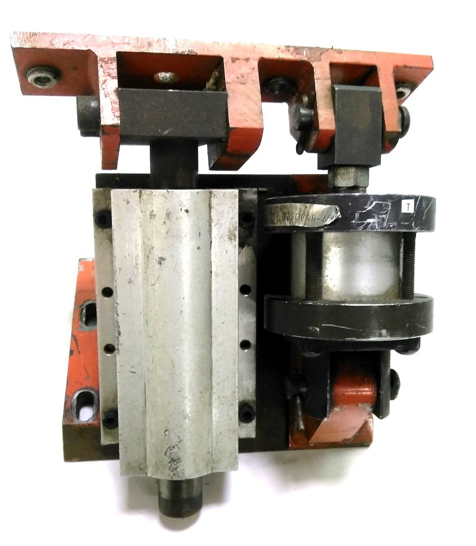 Used Miller D30-50F4B-15 Pneumatic Clamp, 72 Degree Angle, 1" Travel, 80psi, 1/8"NPT