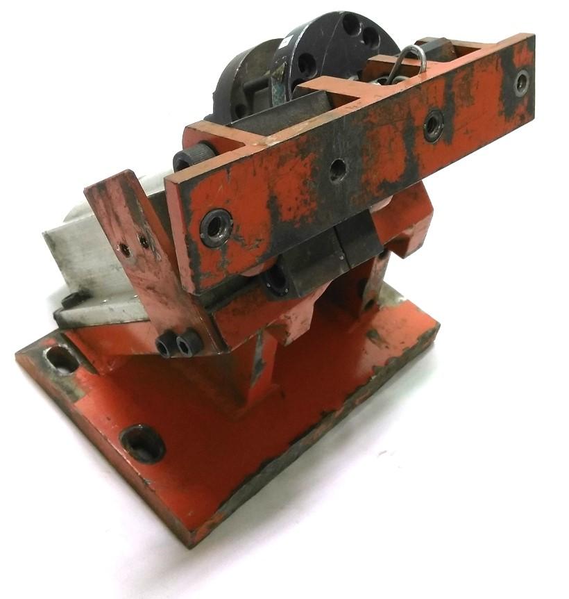 Used Miller D30-50F4B-15 Pneumatic Clamp, 72 Degree Angle, 1" Travel, 80psi, 1/8"NPT