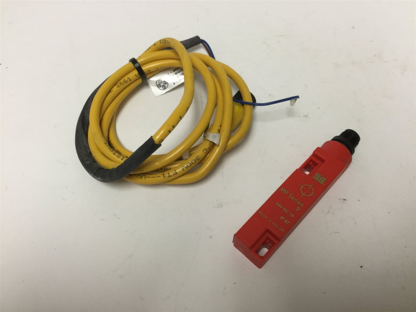 Used Sti 44507-0620 Safety Interlock Switch *Actuator Not Included*, Rating: 24VDC 1A