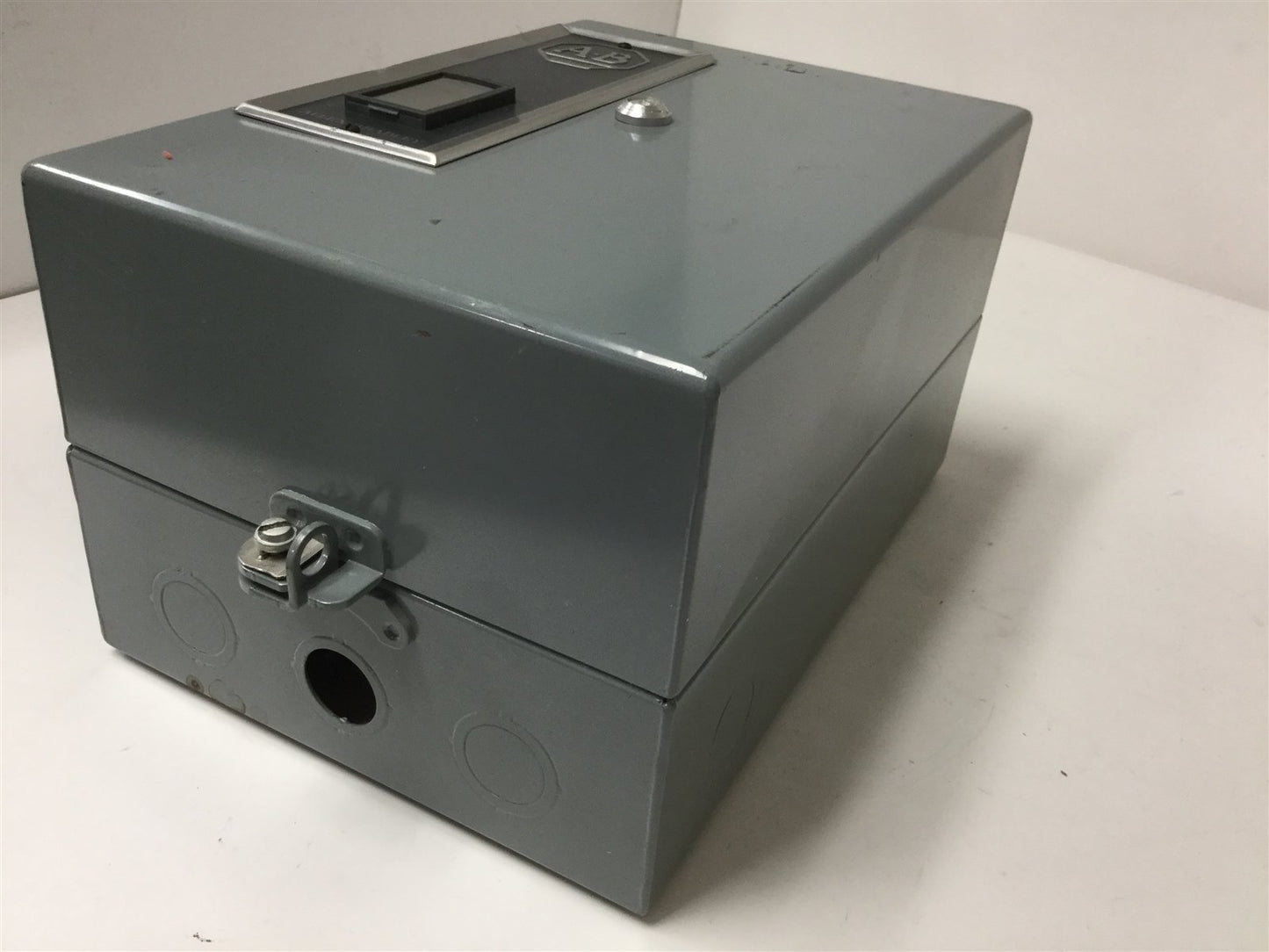 Used Allen Bradley 592-B0V16 Overload Relay, 3-Pole, 120-600V, In 592-BAV16 Enclosure