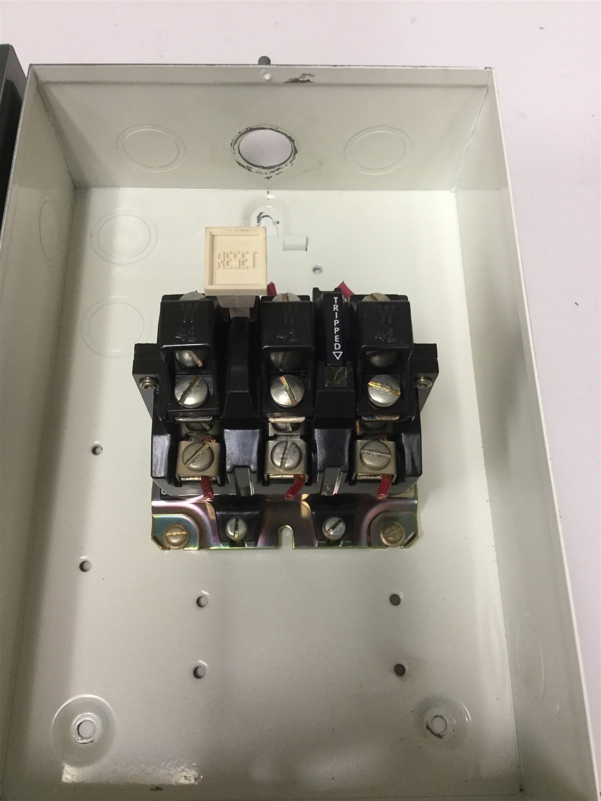 Used Allen Bradley 592-B0V16 Overload Relay, 3-Pole, 120-600V, In 592-BAV16 Enclosure