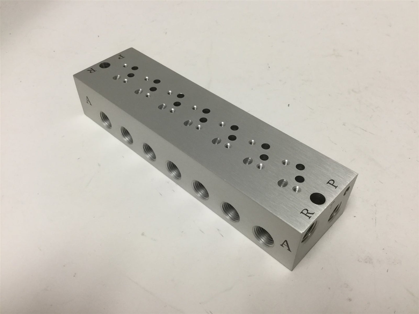 New SMC SS3YJA5-41-07-01T Manifold Base, For 7x SY3000 Valves, Ports: 1/8" NPT