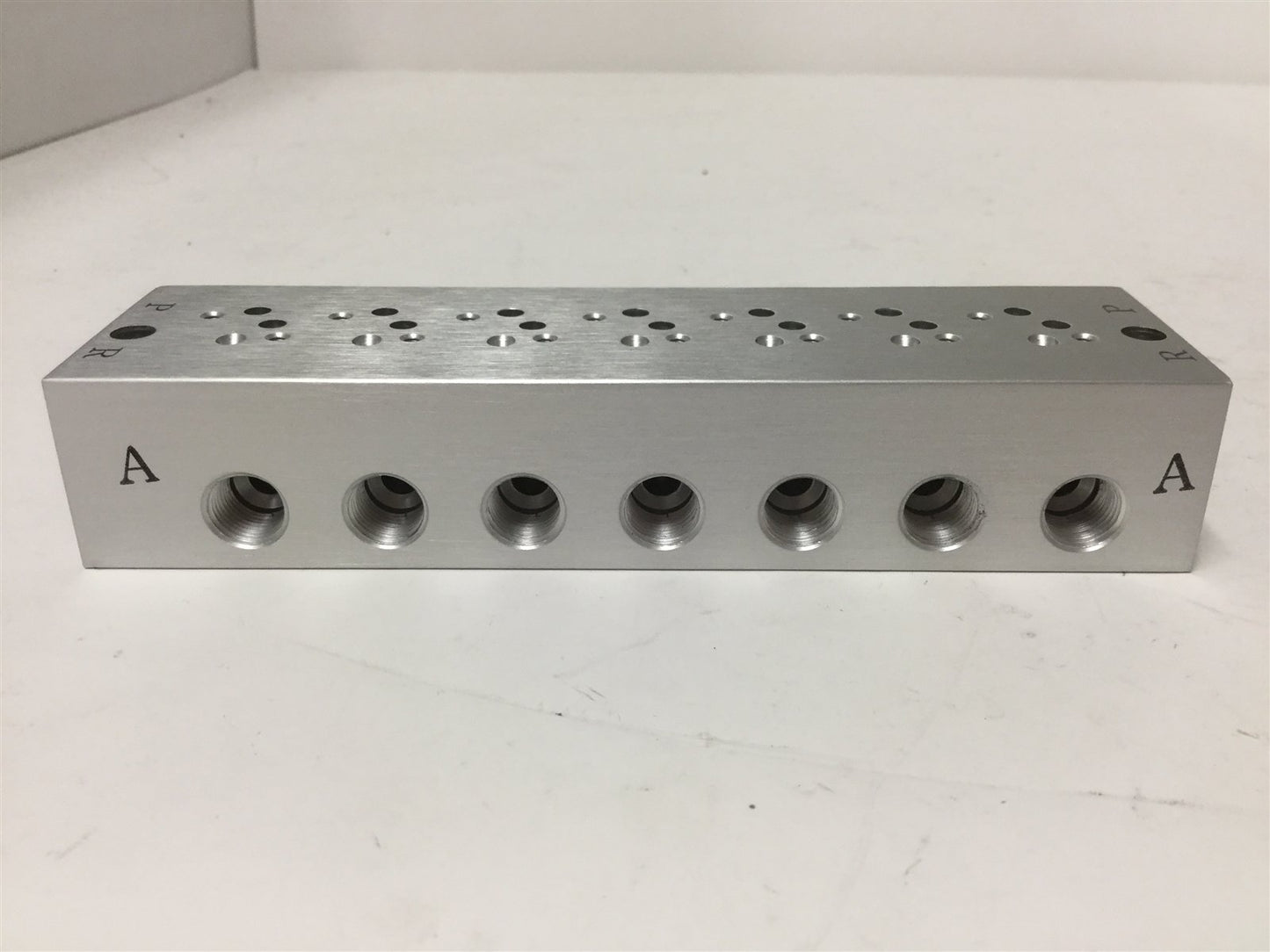New SMC SS3YJA5-41-07-01T Manifold Base, For 7x SY3000 Valves, Ports: 1/8" NPT