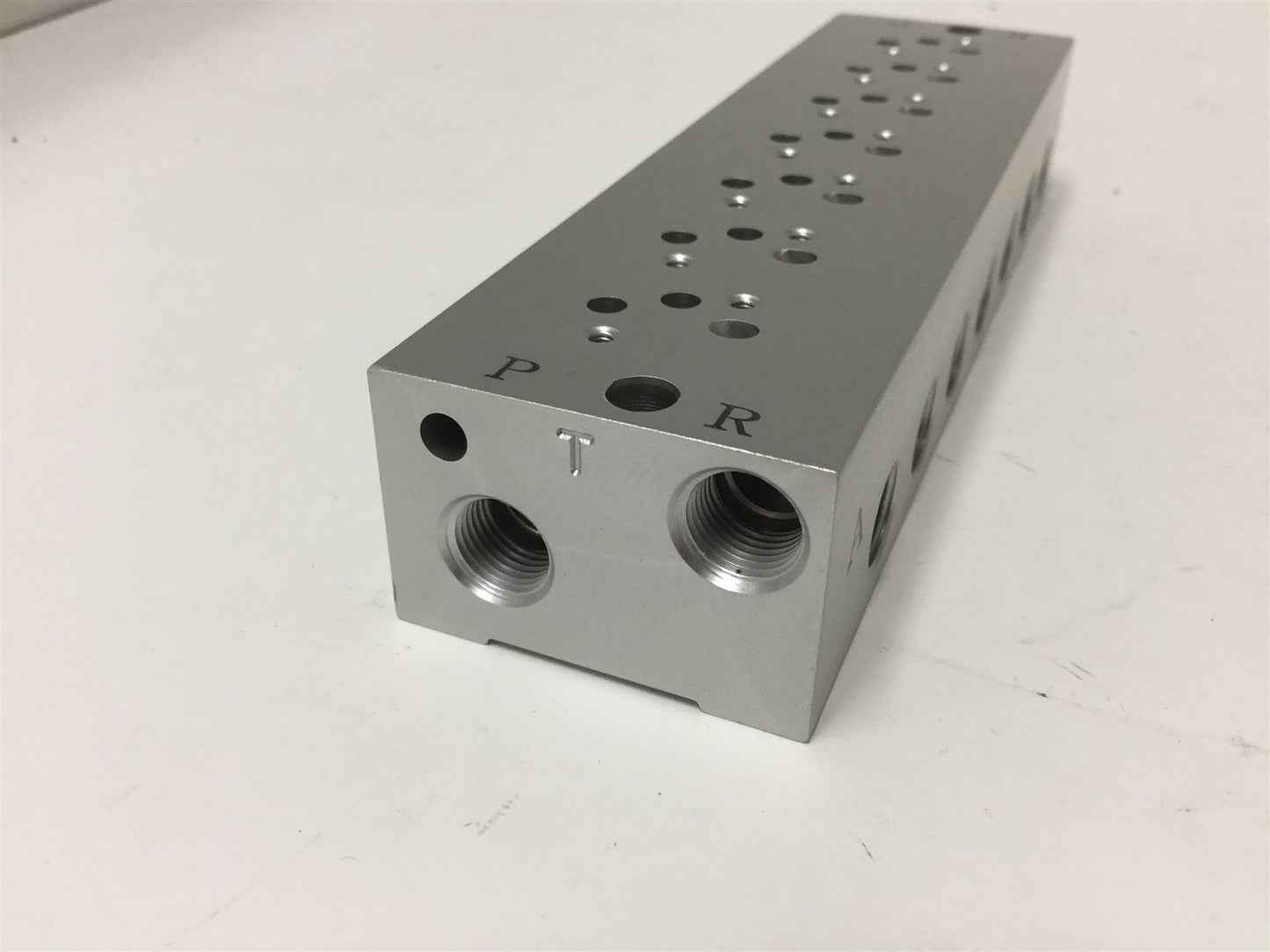 New SMC SS3YJA5-41-07-01T Manifold Base, For 7x SY3000 Valves, Ports: 1/8" NPT