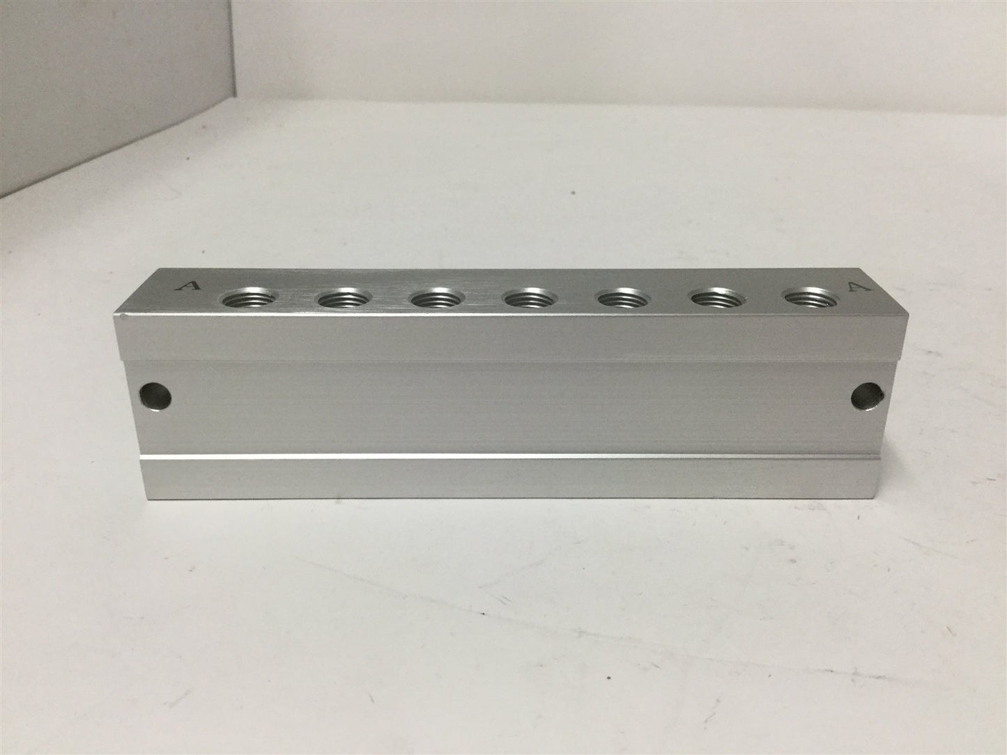 New SMC SS3YJA5-41-07-01T Manifold Base, For 7x SY3000 Valves, Ports: 1/8" NPT