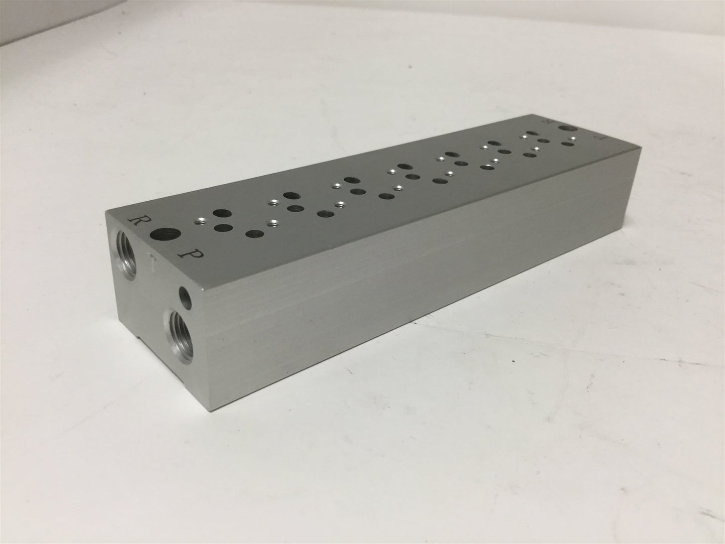 New SMC SS3YJA5-41-07-01T Manifold Base, For 7x SY3000 Valves, Ports: 1/8" NPT