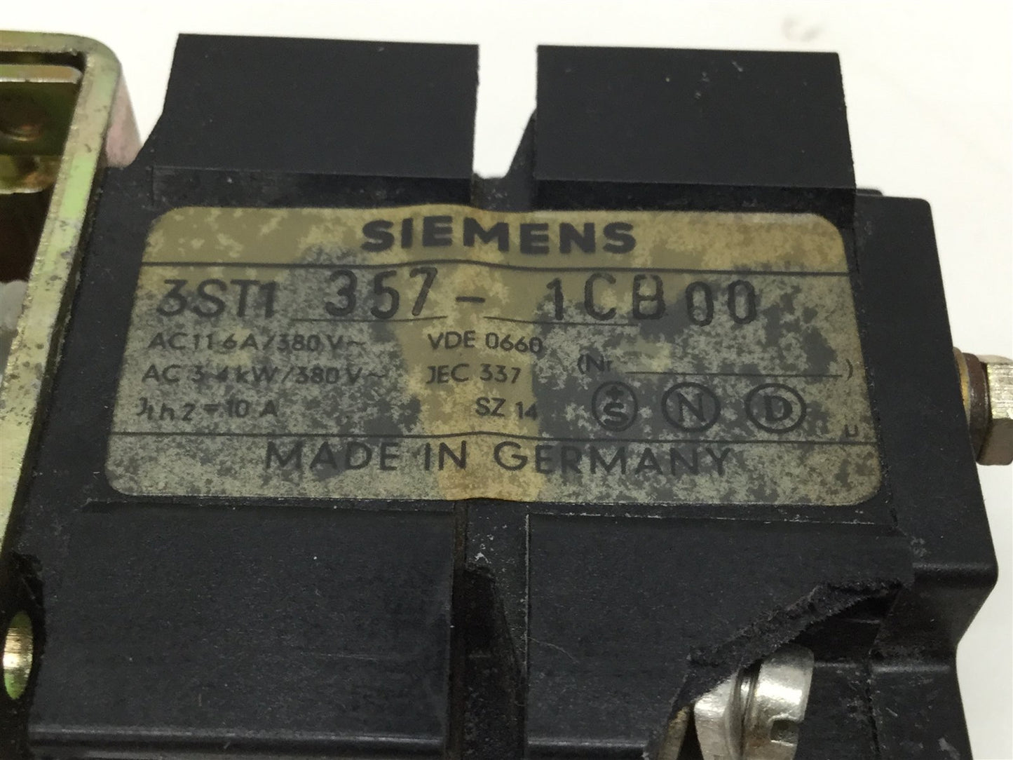 Used Siemens 3ST1357-1CB00 Key Selector Control Switch 380VAC 10A SSG10 *Missing Key*