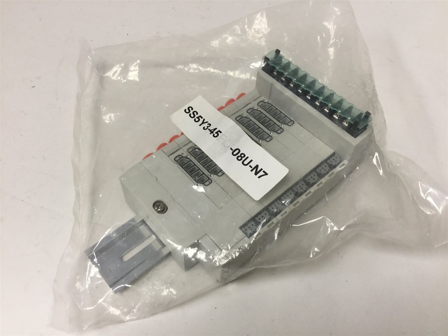 New SMC SS5Y3-45-08U-N7 Manifold for 8x SY3000 Series Solenoid Valves, DIN Rail