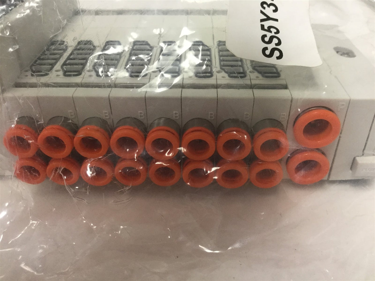 New SMC SS5Y3-45-08U-N7 Manifold for 8x SY3000 Series Solenoid Valves, DIN Rail