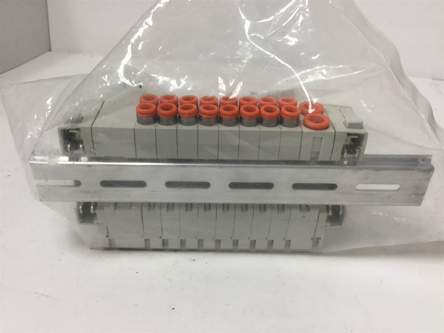 New SMC SS5Y3-45-08U-N7 Manifold for 8x SY3000 Series Solenoid Valves, DIN Rail